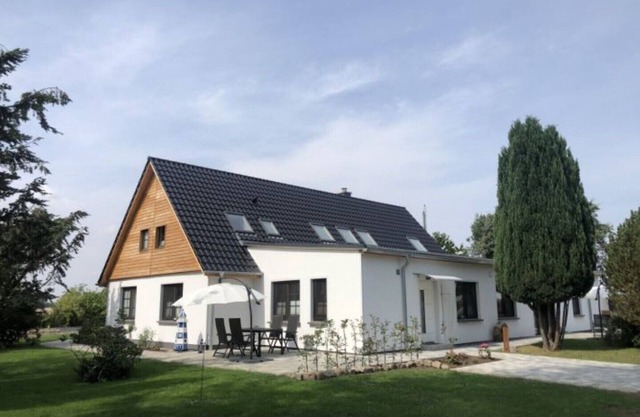 4 star vacation apartment 94 m2 with garden near the Boddenstrand