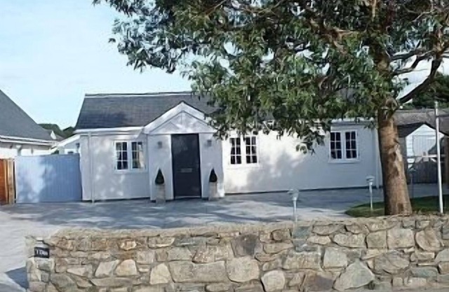 4 étoiles, Cottage de vacances de luxe avec trois chambres, bain à remous et poêle à bois
