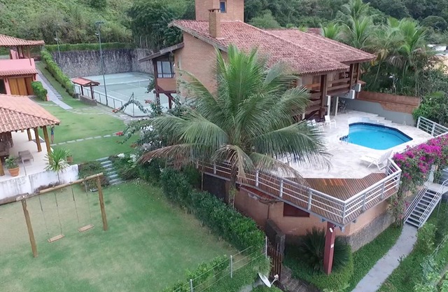 4suites + maison d'amis pour 15 ou 21 personnes + piscine + court de tennis + grand jardin
