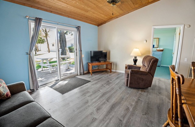 #4 Thomas' Parkside Cottages, 2BR Wheelchair access w/ Huron Beach view.