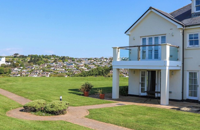 4 THURLESTONE BEACH HOUSE, pet friendly, with a garden in Thurlestone