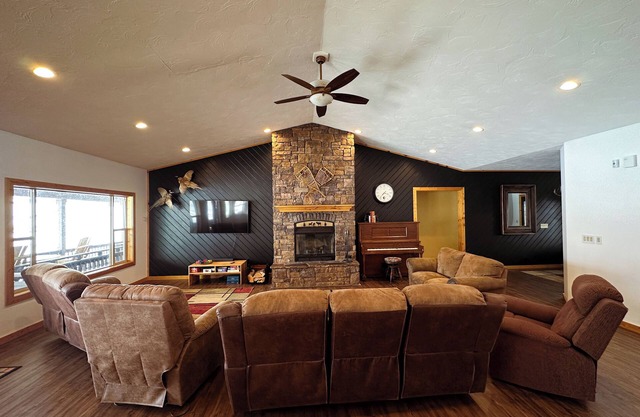 Big Fly Lodge 6 sur suites peut accueillir 34 personnes, parfait pour les grands groupes!
