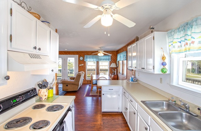 4004 Family Feud * 2 Min Walk to Beach * Walk to Shops & Restaurants