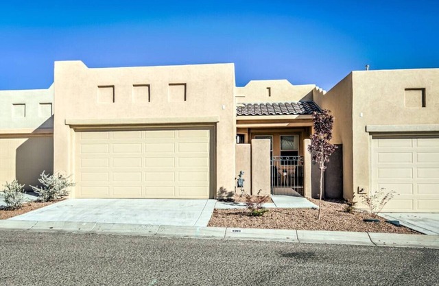 4010 · Comfortable New Home with community pool and golf