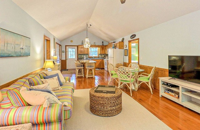 4029 Lunar Cottage * 1/2 Mile to Beach * On Golf Course