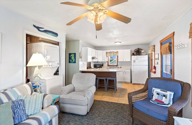4072 Jo's Bungalow * 3 Min to Beach