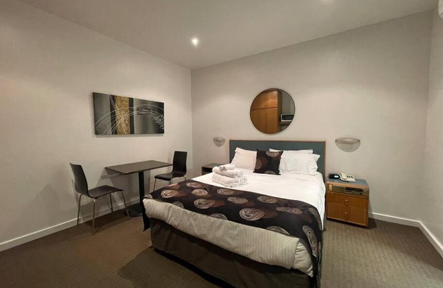 408 Lovely one BR ex hotel ensuite room in city