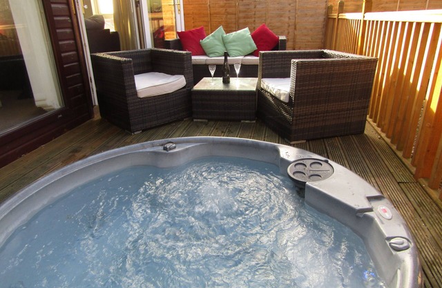 Pavillon de vacances de luxe de 40 pieds x 20 pieds près de Scarborough; 3 chambres, 6 couchages, bain à remous