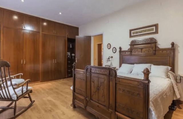 Suite de 40m2 avec un lit double et salle de bain privée.