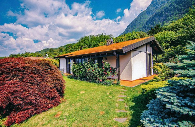Maison de 4 pièces ½ avec grand terrain et vue sur le lac de rêve dans un endroit calme et ensoleillé