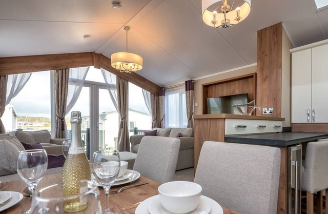 Parfait pour des vacances en famille, à proximité de la plage et avec vue sur le port, cet hôtel moderne et bien équ