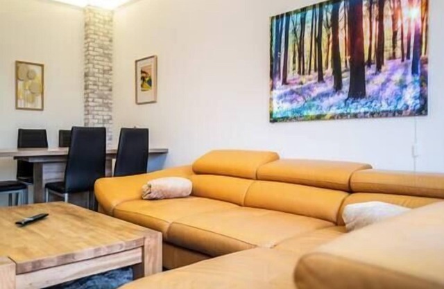 #412 Comfortable & stylish: E-fair / Netflix & Prime