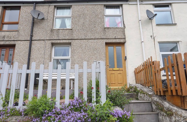42 HYFRYDLE ROAD, pet friendly, with open fire in Penygroes