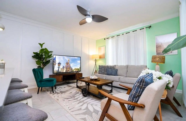 4210-Colorful 4BR Retreat w/Pool Near Disney!