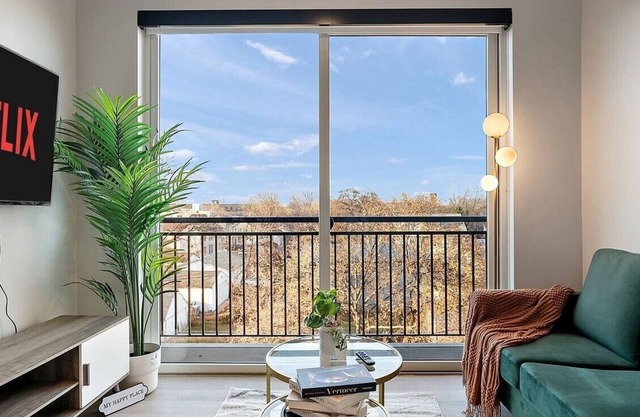 1 Bed+Garage parking W/Gym+ Few mins to Downtown!