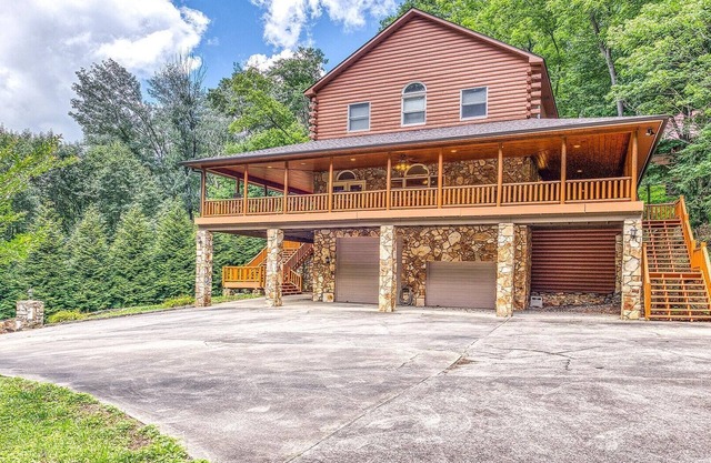 44 Gathering Place (Hot Tub) 44 Golf View Rd: 6 BR, 4.5 BA Cabin or Bungalow in Maggie Valley, Sleeps 14