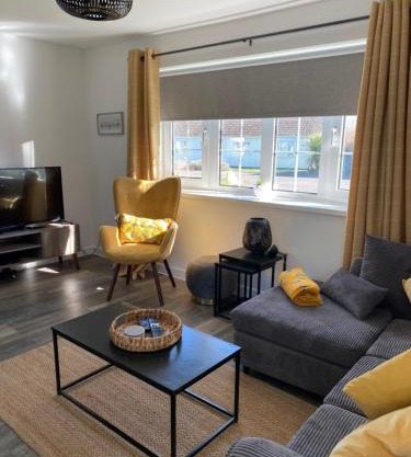 44 Gower holiday village Ty Gŵyr Cosy 2 bedroom Chalet with a seasonal pool