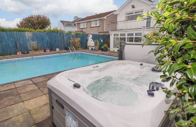 44 HONEYBOROUGH ROAD, pet friendly, with pool in Neyland
