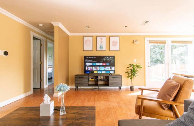 4429 lower A · Stylish 3BR suite near airport & Seattle-Unit A