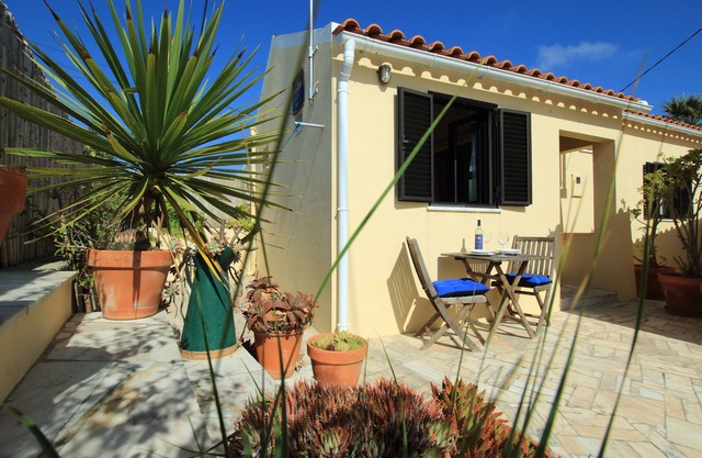 Private garden & BBQ, 5 mins walk to the beach, Praia das Maçãs, Sintr