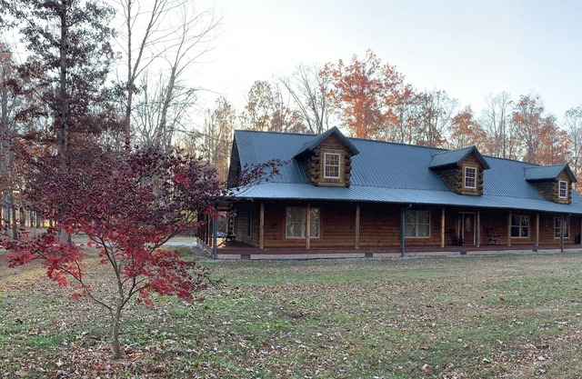 4500 sq ft Secluded Log Cabin on 17 acres-sleeps 18-Week stay 20% off