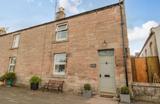 46 CASTLE STREET, pet friendly, country holiday cottage in Norham