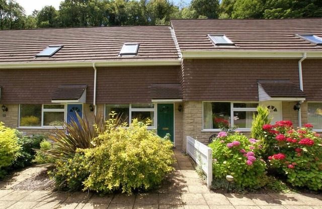 48 FERNHILL HEIGHTS, pet friendly in Charmouth