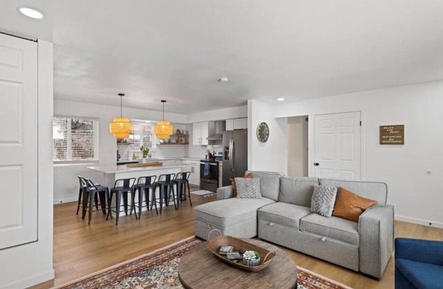 4899 Sonata Whole House · Stylish 6 bedroom home-sleeps 16