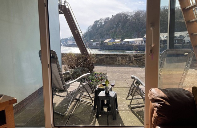 48A SOUTH SNOWDON WHARF, romantic, with a garden in Porthmadog