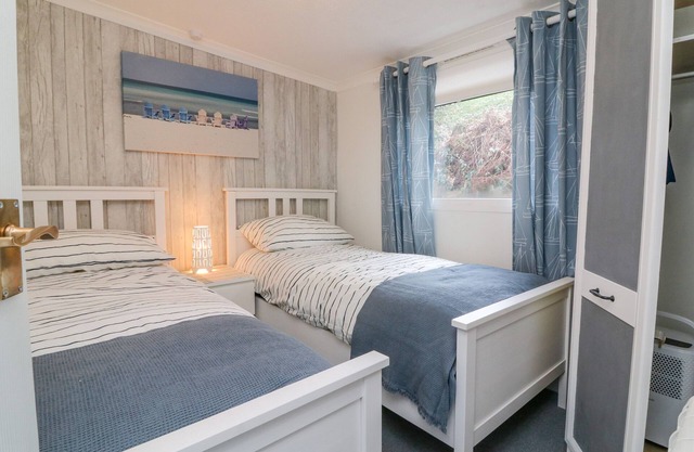 49 SEA VALLEY, pet friendly, with pool in Bucks Cross, Bideford
