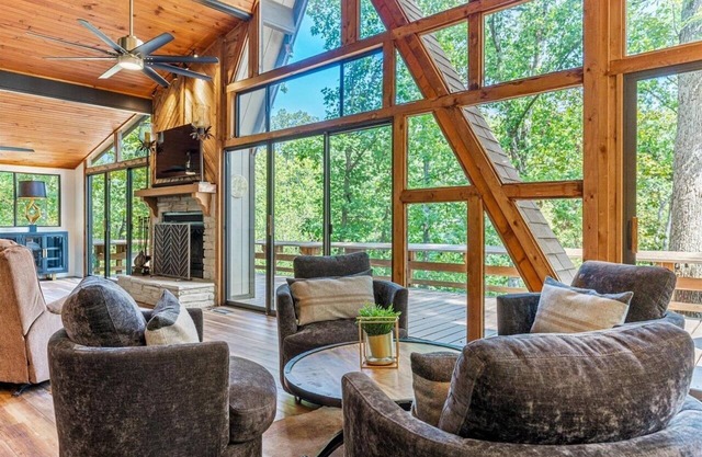 Updated 4b/3b+loft Chalet on lake w/open floorplan, HUGE kitchen, rain showers