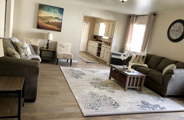 Grande maison rénovée 4BD / 1BA à 50 mètres de la rivière!