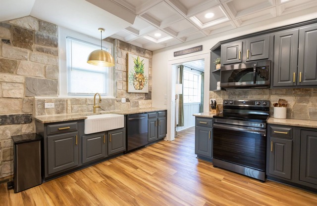 4Bd/3Bth Home PLUS Independent Studio | Sleeps 12