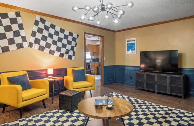 4bd Contemporary: BBQ - Game Room, Close to NASCAR, 15 mins to Downtown