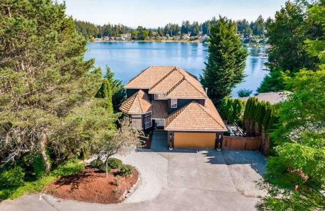 4bd Lakefront, w/ hot tub, outdoor kitchen & dock