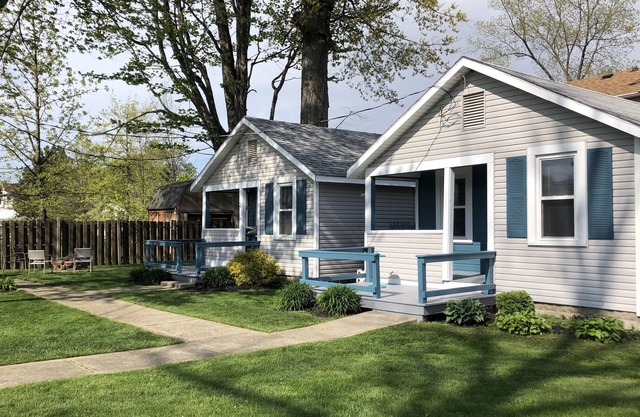 4BDRM Double(2) Cottages Sleeps 10 Right on The GOTL Strip...