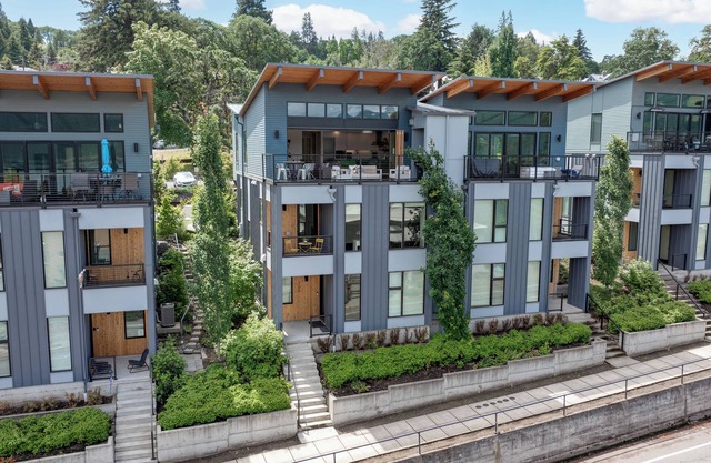 4Bed / 3 Bath Modern, high-end townhome, river view, 1 block to downtown