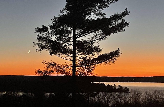 4Bed2Bath Mins from Torch Lake-private, spacious, w/ scenic sunsets & Lake View