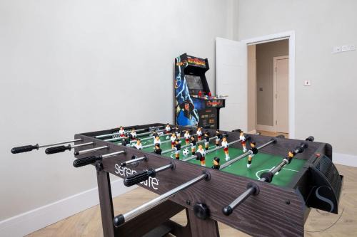 4BR 113 Birmingham Penthouse with Parking, Arcade Games & Fast Wi-Fi