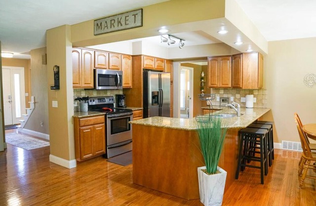 4BR/2.5BA Home boasting 2400sqft and Eat-in KTN