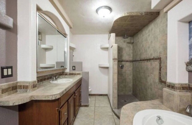 4BR/2.5BA w/ Fully operational Hot tub - Near NMSU