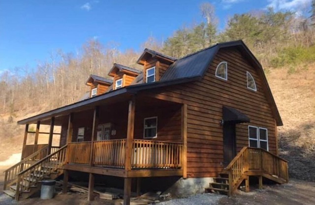 4BR 2 Bath w/ hot tub and game room. Within 10 mins of Harlan & Cumberland.
