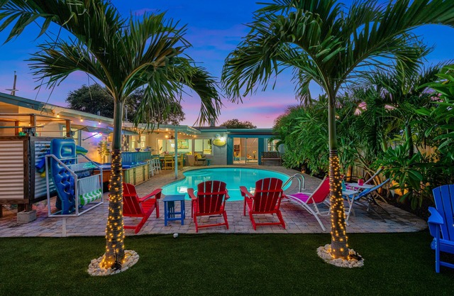 4br 2b Tropical Paradise HEATED POOL & Hot Tub 5min to the BEACH🏝