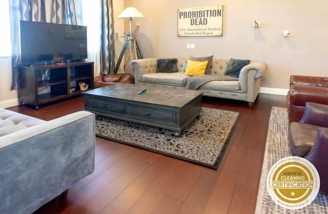 3 étages sophistiqués, 4BR, 3. 5 BA CWE Town House