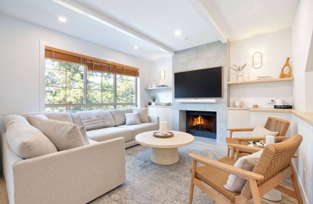 4BR/3.5BA Luxury Townhome w/ Private HT & Garage