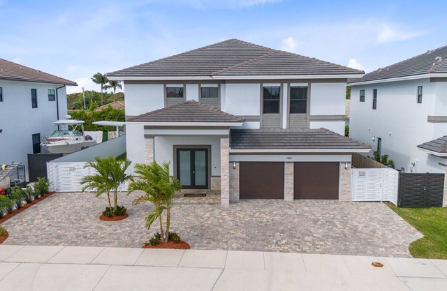 4BR/4BTH Miami Oasis: Stylish Retreat w/ BBQ & Trampoline - Near Beach & Airport