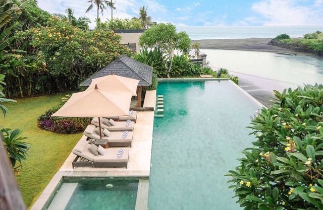 4BR-Beachfront Villa in Cemagi with Ocean Views