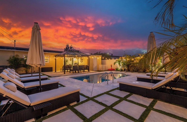 4BR Bio Hackers Retreat - Sauna - Cold Plunge - Hot Tub - Pool - Down Town 5mins