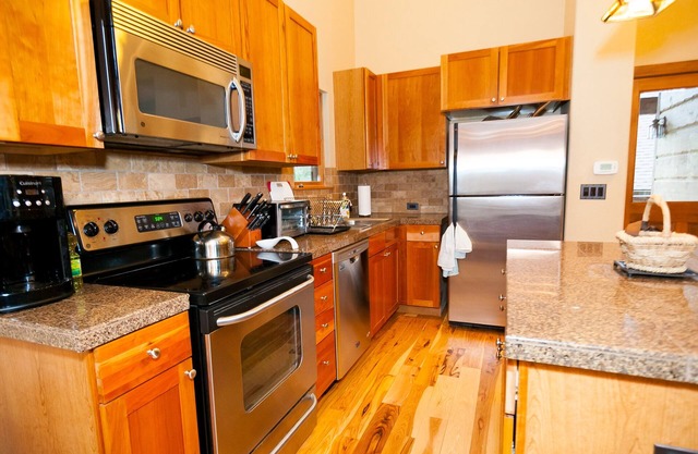 Quiet 4BR contemporary cabin in Rendezvous, avail Dec. 25, 2021 - Jan 2, 2022.