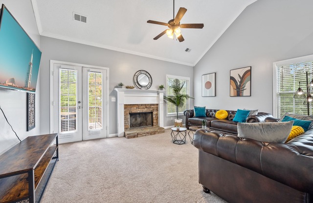 4 Bedroom Covington Haven with Private Yard, Porch, Fireplace & King bed